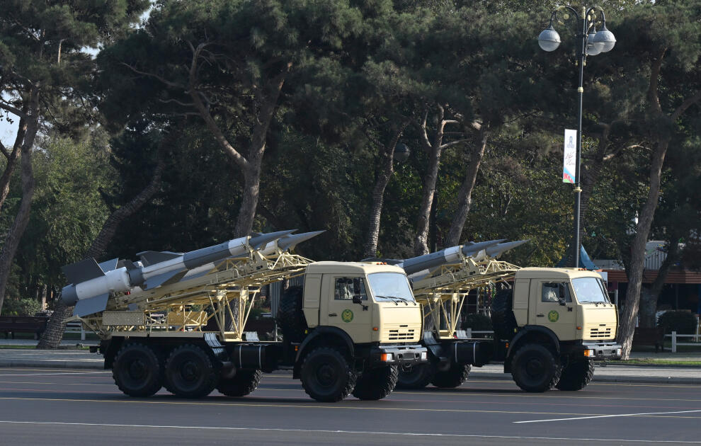 Prezident İlham Əliyev, birinci xanım Mehriban Əliyeva, Türkiyə Prezidenti Rəcəb Tayyib Ərdoğan, Pakistan Baş naziri Məhəmməd Şahbaz Şərif hərbi paradda iştirak ediblər