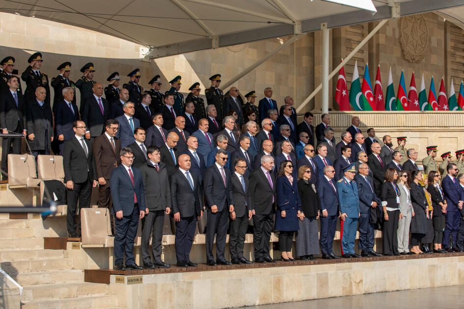 Prezident İlham Əliyev, birinci xanım Mehriban Əliyeva, Türkiyə Prezidenti Rəcəb Tayyib Ərdoğan, Pakistan Baş naziri Məhəmməd Şahbaz Şərif hərbi paradda iştirak ediblər