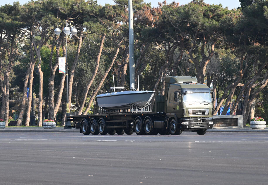 Prezident İlham Əliyev, birinci xanım Mehriban Əliyeva, Türkiyə Prezidenti Rəcəb Tayyib Ərdoğan, Pakistan Baş naziri Məhəmməd Şahbaz Şərif hərbi paradda iştirak ediblər