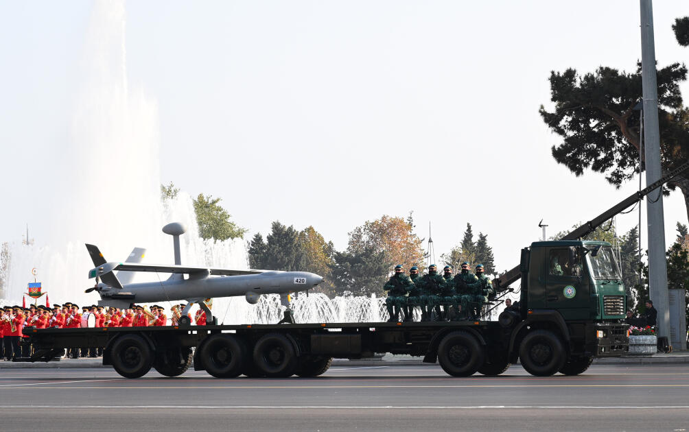 Prezident İlham Əliyev, birinci xanım Mehriban Əliyeva, Türkiyə Prezidenti Rəcəb Tayyib Ərdoğan, Pakistan Baş naziri Məhəmməd Şahbaz Şərif hərbi paradda iştirak ediblər