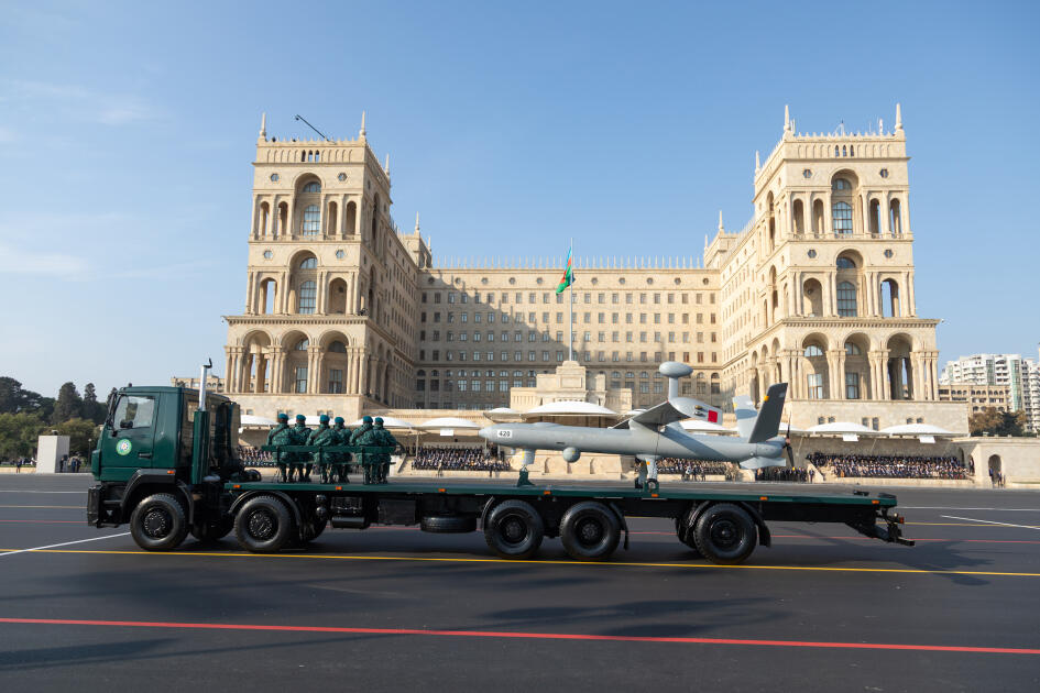 Prezident İlham Əliyev, birinci xanım Mehriban Əliyeva, Türkiyə Prezidenti Rəcəb Tayyib Ərdoğan, Pakistan Baş naziri Məhəmməd Şahbaz Şərif hərbi paradda iştirak ediblər