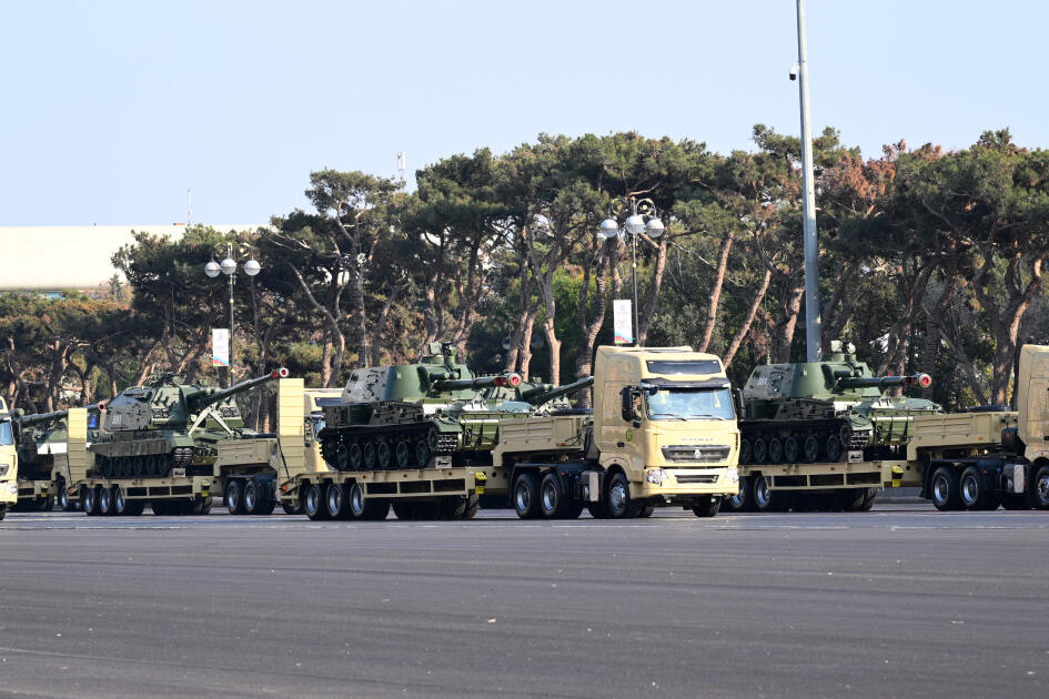 Prezident İlham Əliyev, birinci xanım Mehriban Əliyeva, Türkiyə Prezidenti Rəcəb Tayyib Ərdoğan, Pakistan Baş naziri Məhəmməd Şahbaz Şərif hərbi paradda iştirak ediblər