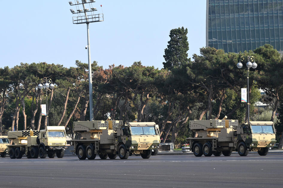 Prezident İlham Əliyev, birinci xanım Mehriban Əliyeva, Türkiyə Prezidenti Rəcəb Tayyib Ərdoğan, Pakistan Baş naziri Məhəmməd Şahbaz Şərif hərbi paradda iştirak ediblər