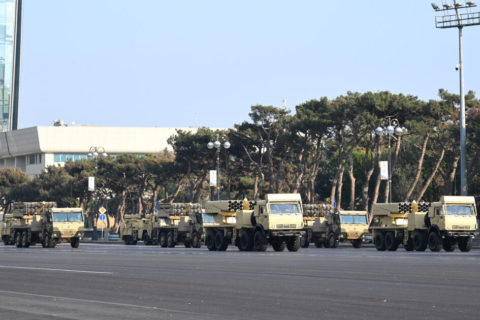 Prezident İlham Əliyev, birinci xanım Mehriban Əliyeva, Türkiyə Prezidenti Rəcəb Tayyib Ərdoğan, Pakistan Baş naziri Məhəmməd Şahbaz Şərif hərbi paradda iştirak ediblər