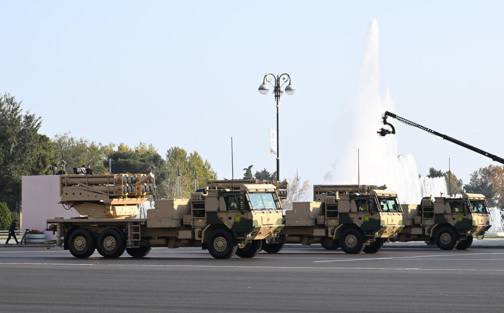 Prezident İlham Əliyev, birinci xanım Mehriban Əliyeva, Türkiyə Prezidenti Rəcəb Tayyib Ərdoğan, Pakistan Baş naziri Məhəmməd Şahbaz Şərif hərbi paradda iştirak ediblər