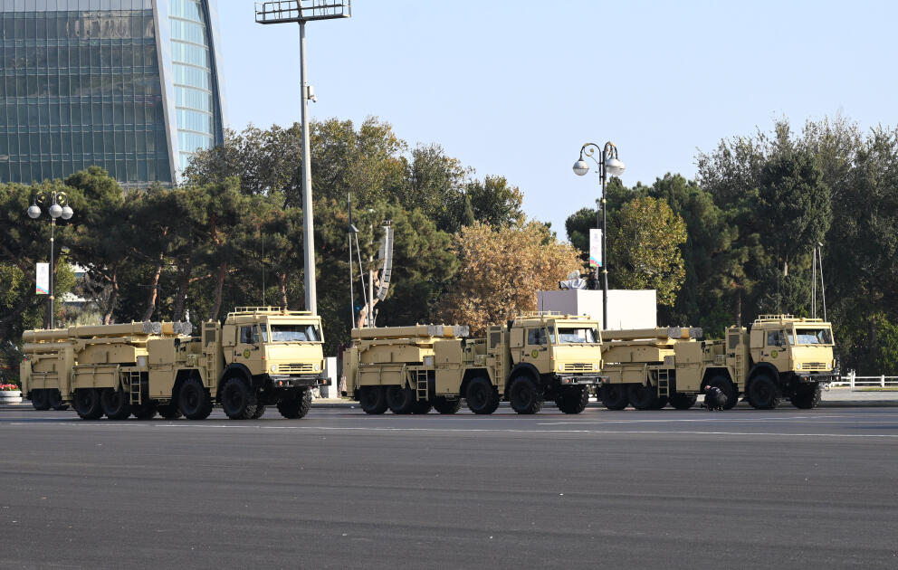 Prezident İlham Əliyev, birinci xanım Mehriban Əliyeva, Türkiyə Prezidenti Rəcəb Tayyib Ərdoğan, Pakistan Baş naziri Məhəmməd Şahbaz Şərif hərbi paradda iştirak ediblər