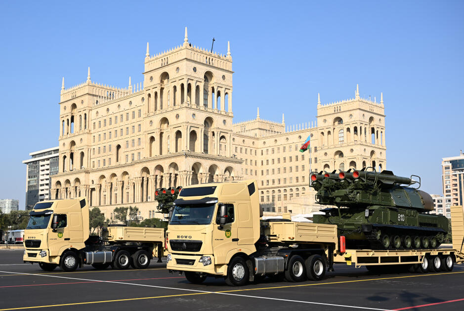 Prezident İlham Əliyev, birinci xanım Mehriban Əliyeva, Türkiyə Prezidenti Rəcəb Tayyib Ərdoğan, Pakistan Baş naziri Məhəmməd Şahbaz Şərif hərbi paradda iştirak ediblər