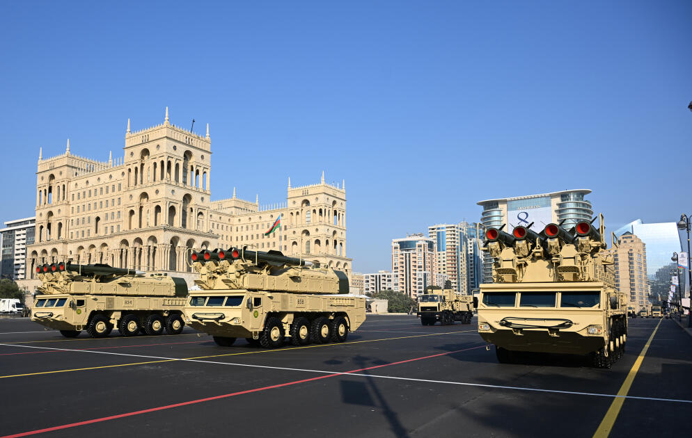 Prezident İlham Əliyev, birinci xanım Mehriban Əliyeva, Türkiyə Prezidenti Rəcəb Tayyib Ərdoğan, Pakistan Baş naziri Məhəmməd Şahbaz Şərif hərbi paradda iştirak ediblər