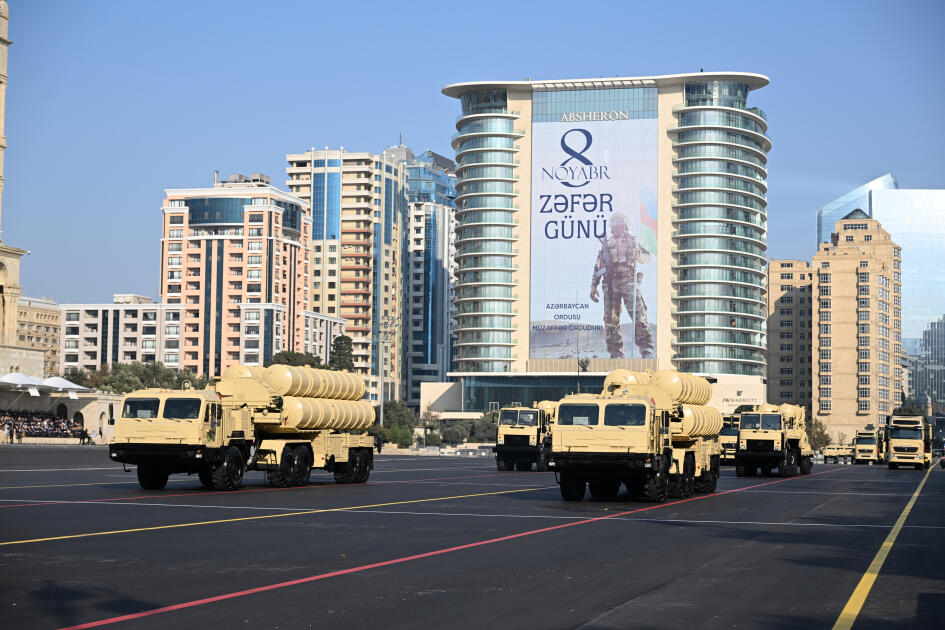 Prezident İlham Əliyev, birinci xanım Mehriban Əliyeva, Türkiyə Prezidenti Rəcəb Tayyib Ərdoğan, Pakistan Baş naziri Məhəmməd Şahbaz Şərif hərbi paradda iştirak ediblər