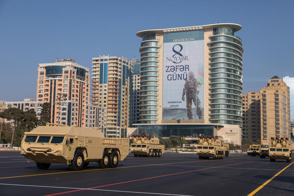 Prezident İlham Əliyev, birinci xanım Mehriban Əliyeva, Türkiyə Prezidenti Rəcəb Tayyib Ərdoğan, Pakistan Baş naziri Məhəmməd Şahbaz Şərif hərbi paradda iştirak ediblər