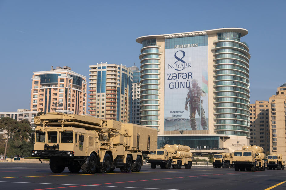 Prezident İlham Əliyev, birinci xanım Mehriban Əliyeva, Türkiyə Prezidenti Rəcəb Tayyib Ərdoğan, Pakistan Baş naziri Məhəmməd Şahbaz Şərif hərbi paradda iştirak ediblər