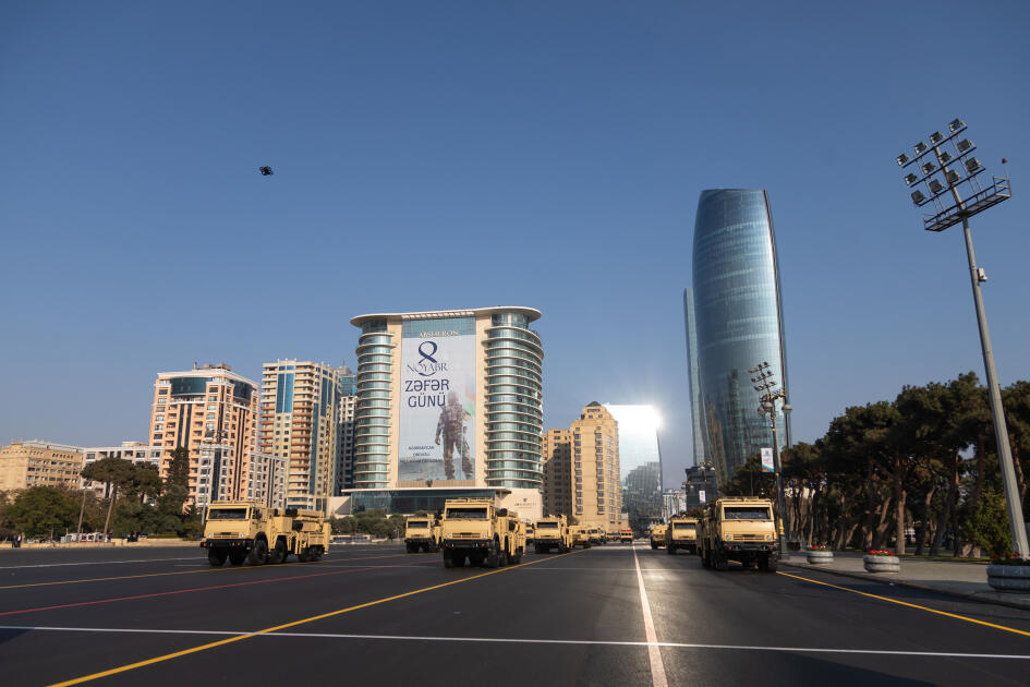 Prezident İlham Əliyev, birinci xanım Mehriban Əliyeva, Türkiyə Prezidenti Rəcəb Tayyib Ərdoğan, Pakistan Baş naziri Məhəmməd Şahbaz Şərif hərbi paradda iştirak ediblər