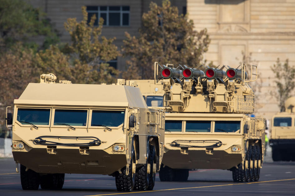 Prezident İlham Əliyev, birinci xanım Mehriban Əliyeva, Türkiyə Prezidenti Rəcəb Tayyib Ərdoğan, Pakistan Baş naziri Məhəmməd Şahbaz Şərif hərbi paradda iştirak ediblər