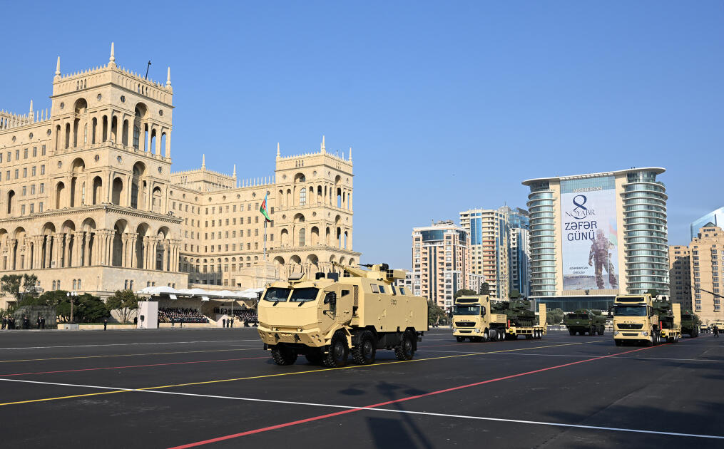 Prezident İlham Əliyev, birinci xanım Mehriban Əliyeva, Türkiyə Prezidenti Rəcəb Tayyib Ərdoğan, Pakistan Baş naziri Məhəmməd Şahbaz Şərif hərbi paradda iştirak ediblər