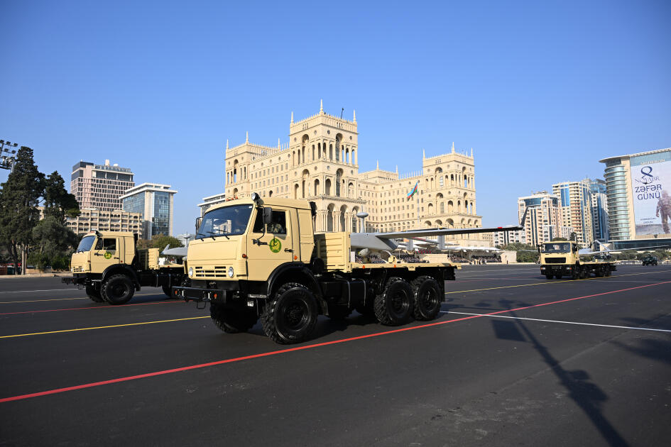 Prezident İlham Əliyev, birinci xanım Mehriban Əliyeva, Türkiyə Prezidenti Rəcəb Tayyib Ərdoğan, Pakistan Baş naziri Məhəmməd Şahbaz Şərif hərbi paradda iştirak ediblər