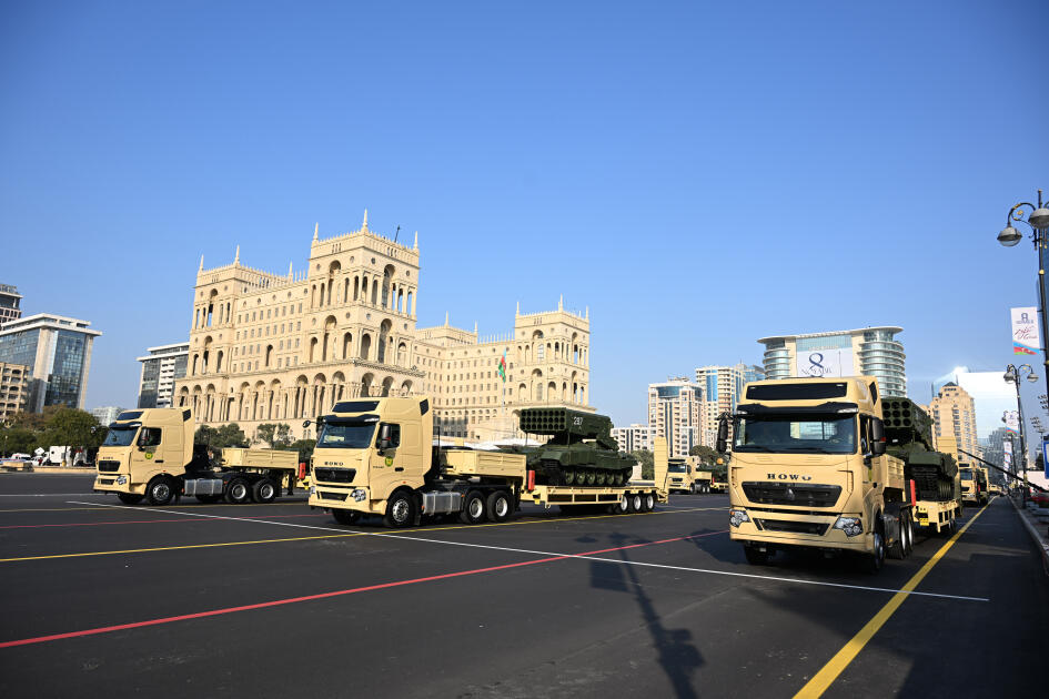 Prezident İlham Əliyev, birinci xanım Mehriban Əliyeva, Türkiyə Prezidenti Rəcəb Tayyib Ərdoğan, Pakistan Baş naziri Məhəmməd Şahbaz Şərif hərbi paradda iştirak ediblər