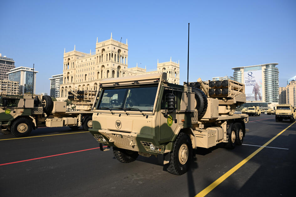 Prezident İlham Əliyev, birinci xanım Mehriban Əliyeva, Türkiyə Prezidenti Rəcəb Tayyib Ərdoğan, Pakistan Baş naziri Məhəmməd Şahbaz Şərif hərbi paradda iştirak ediblər