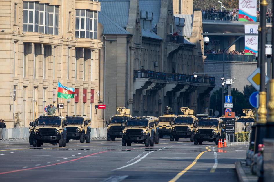 Prezident İlham Əliyev, birinci xanım Mehriban Əliyeva, Türkiyə Prezidenti Rəcəb Tayyib Ərdoğan, Pakistan Baş naziri Məhəmməd Şahbaz Şərif hərbi paradda iştirak ediblər