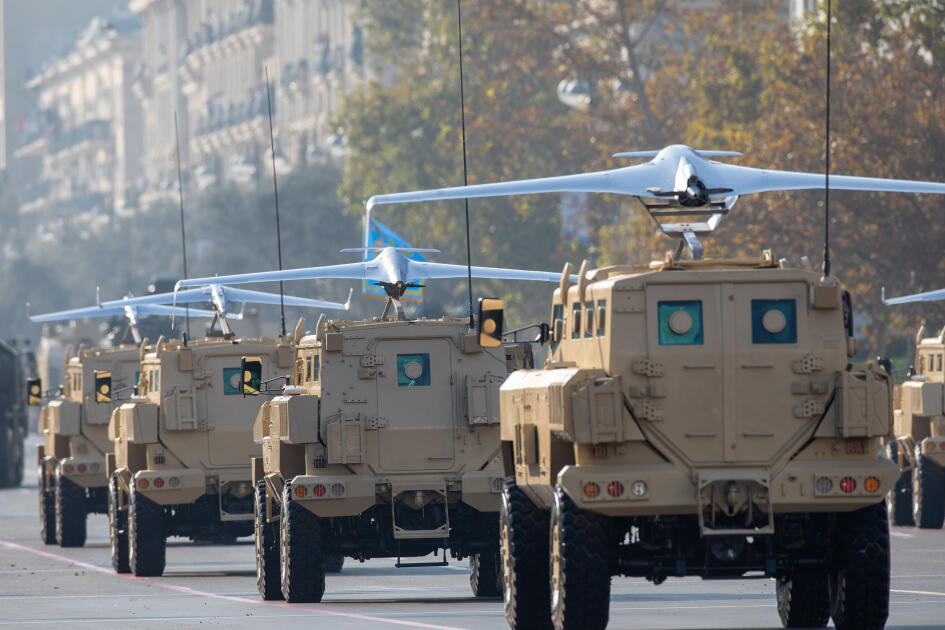 Prezident İlham Əliyev, birinci xanım Mehriban Əliyeva, Türkiyə Prezidenti Rəcəb Tayyib Ərdoğan, Pakistan Baş naziri Məhəmməd Şahbaz Şərif hərbi paradda iştirak ediblər