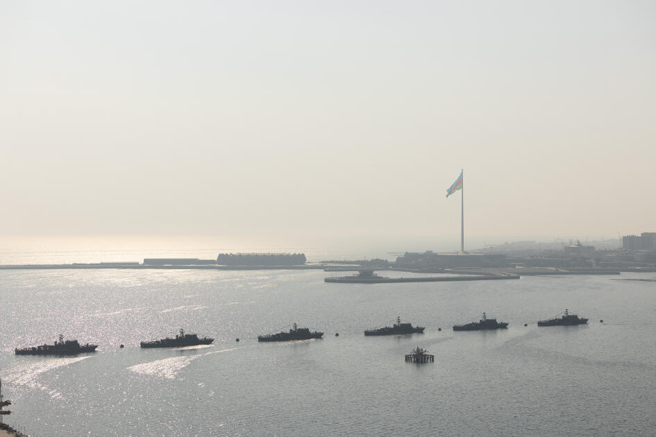 Prezident İlham Əliyev, birinci xanım Mehriban Əliyeva, Türkiyə Prezidenti Rəcəb Tayyib Ərdoğan, Pakistan Baş naziri Məhəmməd Şahbaz Şərif hərbi paradda iştirak ediblər