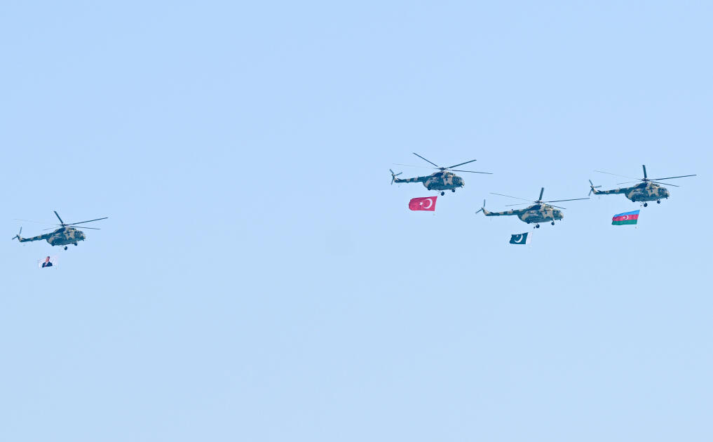 Prezident İlham Əliyev, birinci xanım Mehriban Əliyeva, Türkiyə Prezidenti Rəcəb Tayyib Ərdoğan, Pakistan Baş naziri Məhəmməd Şahbaz Şərif hərbi paradda iştirak ediblər