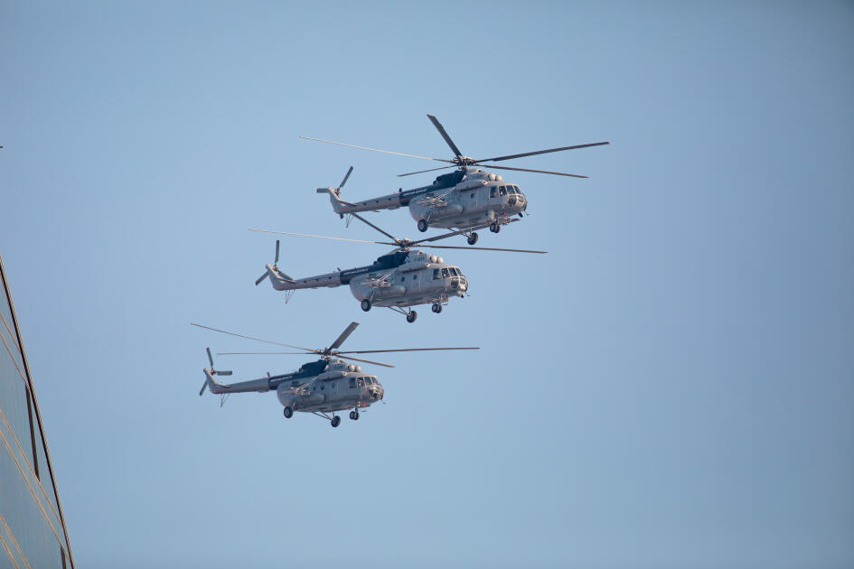 Prezident İlham Əliyev, birinci xanım Mehriban Əliyeva, Türkiyə Prezidenti Rəcəb Tayyib Ərdoğan, Pakistan Baş naziri Məhəmməd Şahbaz Şərif hərbi paradda iştirak ediblər