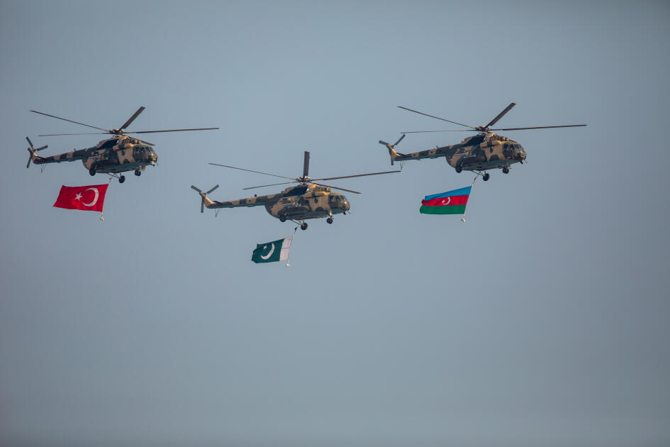 Prezident İlham Əliyev, birinci xanım Mehriban Əliyeva, Türkiyə Prezidenti Rəcəb Tayyib Ərdoğan, Pakistan Baş naziri Məhəmməd Şahbaz Şərif hərbi paradda iştirak ediblər