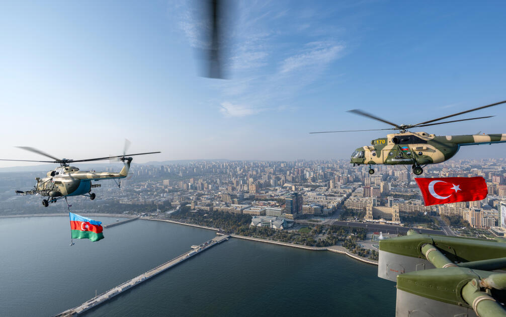 Prezident İlham Əliyev, birinci xanım Mehriban Əliyeva, Türkiyə Prezidenti Rəcəb Tayyib Ərdoğan, Pakistan Baş naziri Məhəmməd Şahbaz Şərif hərbi paradda iştirak ediblər