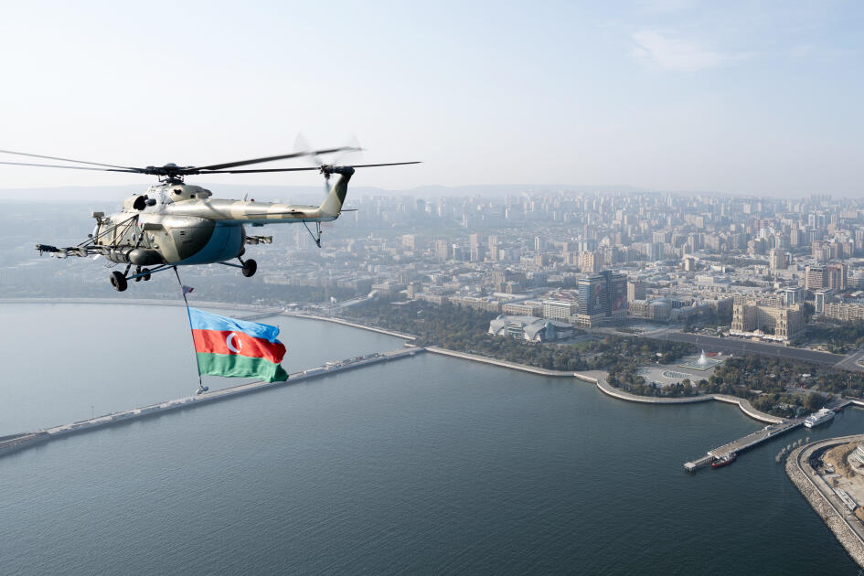 Prezident İlham Əliyev, birinci xanım Mehriban Əliyeva, Türkiyə Prezidenti Rəcəb Tayyib Ərdoğan, Pakistan Baş naziri Məhəmməd Şahbaz Şərif hərbi paradda iştirak ediblər