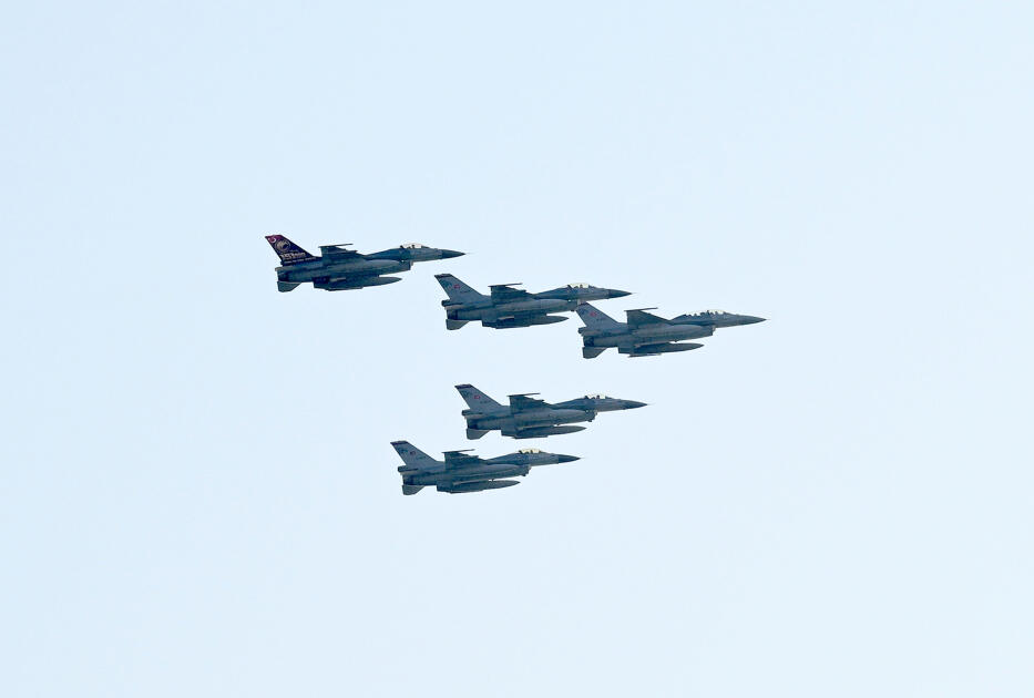 Prezident İlham Əliyev, birinci xanım Mehriban Əliyeva, Türkiyə Prezidenti Rəcəb Tayyib Ərdoğan, Pakistan Baş naziri Məhəmməd Şahbaz Şərif hərbi paradda iştirak ediblər