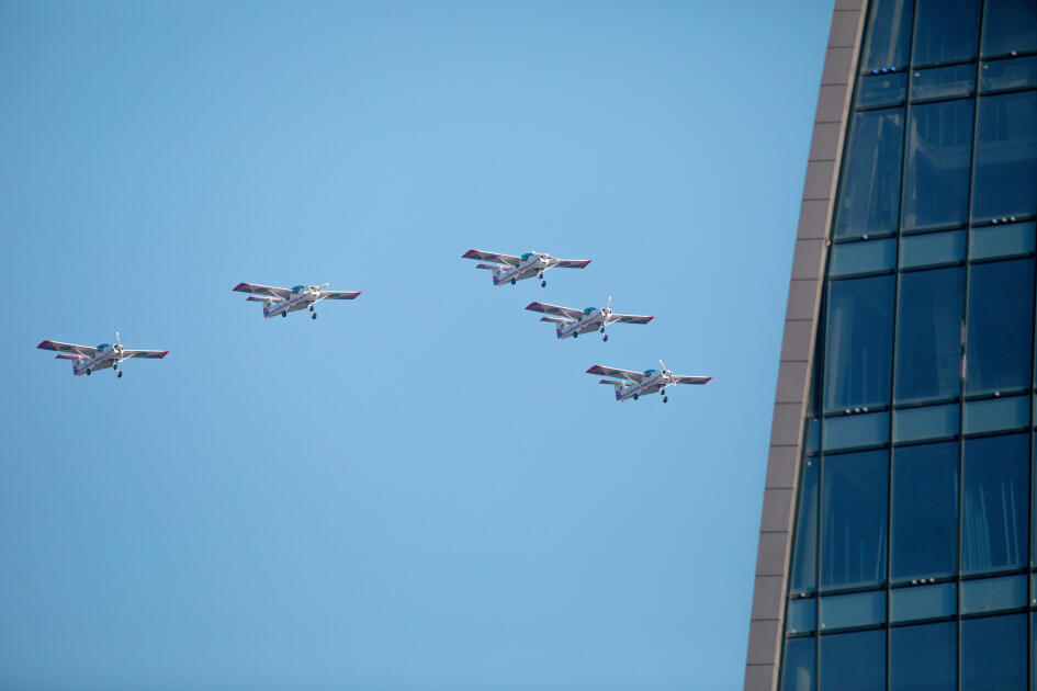 Prezident İlham Əliyev, birinci xanım Mehriban Əliyeva, Türkiyə Prezidenti Rəcəb Tayyib Ərdoğan, Pakistan Baş naziri Məhəmməd Şahbaz Şərif hərbi paradda iştirak ediblər