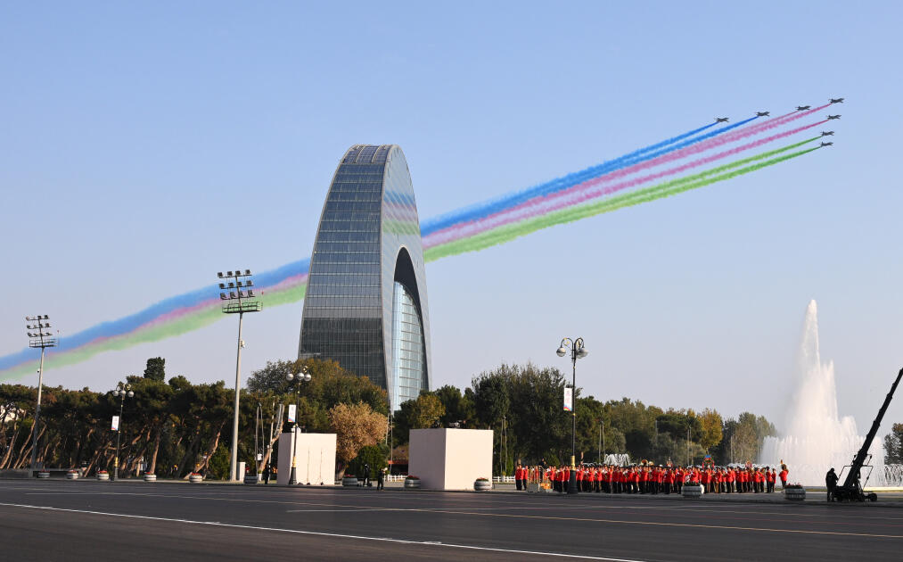 Prezident İlham Əliyev, birinci xanım Mehriban Əliyeva, Türkiyə Prezidenti Rəcəb Tayyib Ərdoğan, Pakistan Baş naziri Məhəmməd Şahbaz Şərif hərbi paradda iştirak ediblər