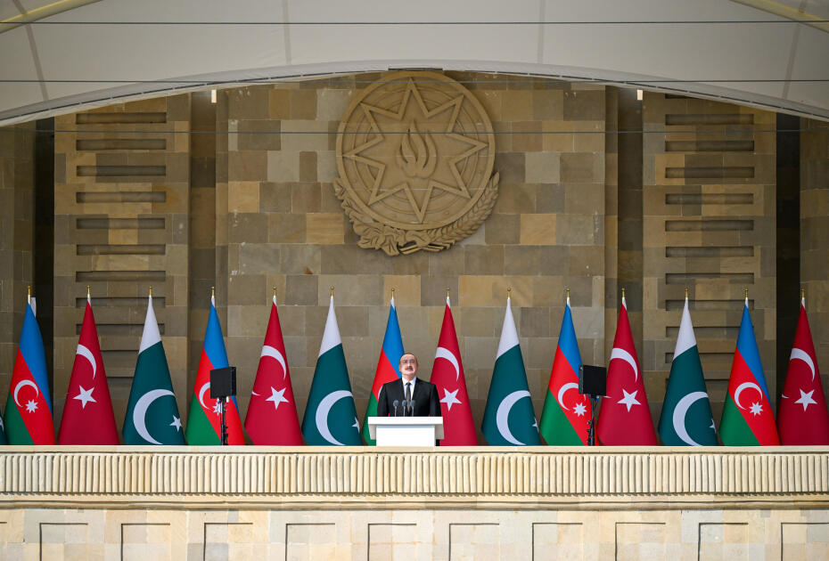 Prezident İlham Əliyev, birinci xanım Mehriban Əliyeva, Türkiyə Prezidenti Rəcəb Tayyib Ərdoğan, Pakistan Baş naziri Məhəmməd Şahbaz Şərif hərbi paradda iştirak ediblər