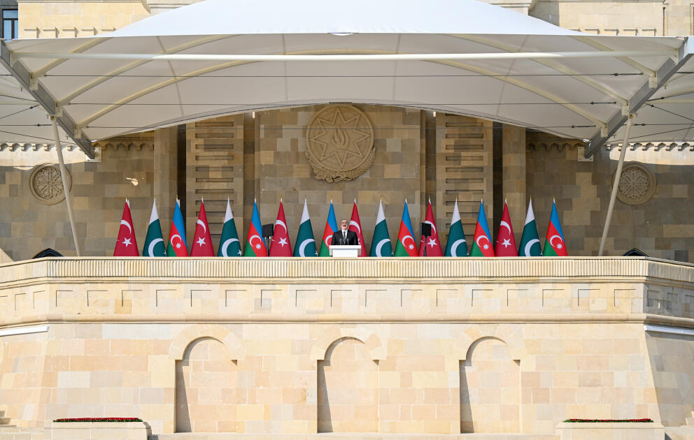 Prezident İlham Əliyev, birinci xanım Mehriban Əliyeva, Türkiyə Prezidenti Rəcəb Tayyib Ərdoğan, Pakistan Baş naziri Məhəmməd Şahbaz Şərif hərbi paradda iştirak ediblər