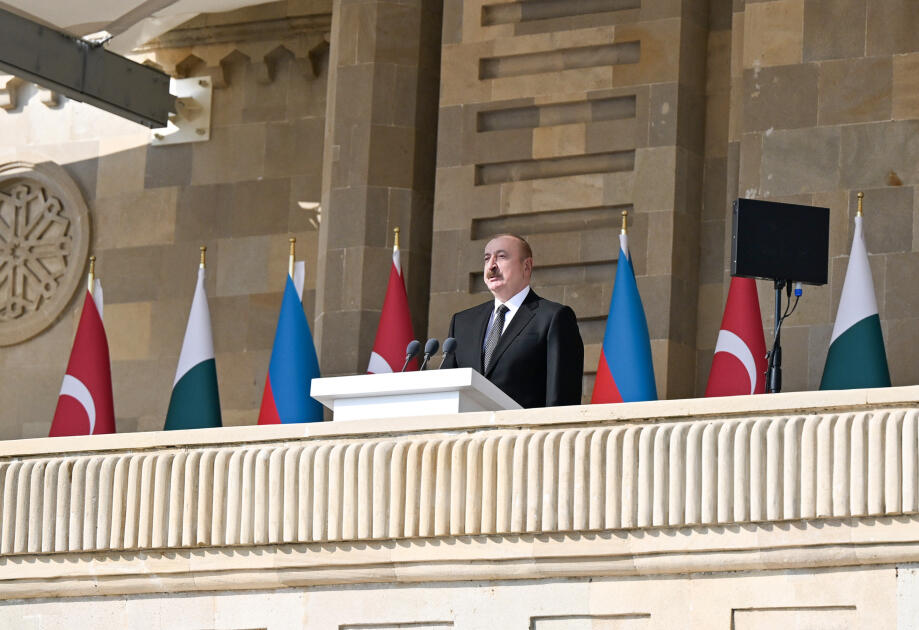 Prezident İlham Əliyev, birinci xanım Mehriban Əliyeva, Türkiyə Prezidenti Rəcəb Tayyib Ərdoğan, Pakistan Baş naziri Məhəmməd Şahbaz Şərif hərbi paradda iştirak ediblər