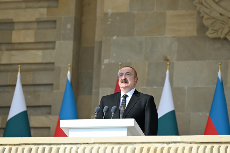 Prezident İlham Əliyev, birinci xanım Mehriban Əliyeva, Türkiyə Prezidenti Rəcəb Tayyib Ərdoğan, Pakistan Baş naziri Məhəmməd Şahbaz Şərif hərbi paradda iştirak ediblər