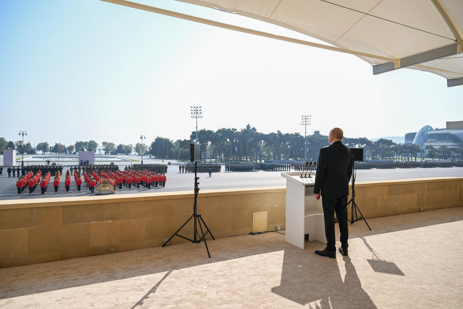 Prezident İlham Əliyev, birinci xanım Mehriban Əliyeva, Türkiyə Prezidenti Rəcəb Tayyib Ərdoğan, Pakistan Baş naziri Məhəmməd Şahbaz Şərif hərbi paradda iştirak ediblər