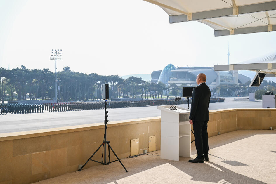 Prezident İlham Əliyev, birinci xanım Mehriban Əliyeva, Türkiyə Prezidenti Rəcəb Tayyib Ərdoğan, Pakistan Baş naziri Məhəmməd Şahbaz Şərif hərbi paradda iştirak ediblər