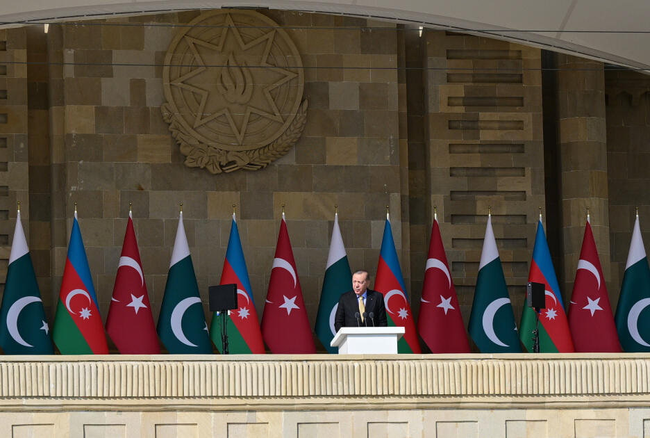 Prezident İlham Əliyev, birinci xanım Mehriban Əliyeva, Türkiyə Prezidenti Rəcəb Tayyib Ərdoğan, Pakistan Baş naziri Məhəmməd Şahbaz Şərif hərbi paradda iştirak ediblər