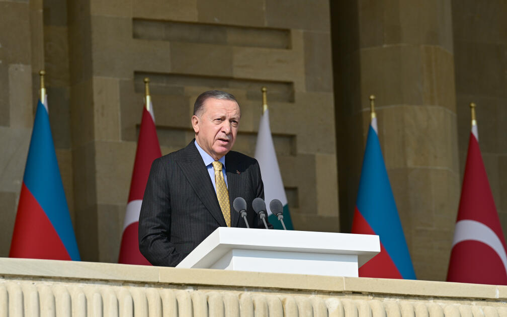 Prezident İlham Əliyev, birinci xanım Mehriban Əliyeva, Türkiyə Prezidenti Rəcəb Tayyib Ərdoğan, Pakistan Baş naziri Məhəmməd Şahbaz Şərif hərbi paradda iştirak ediblər