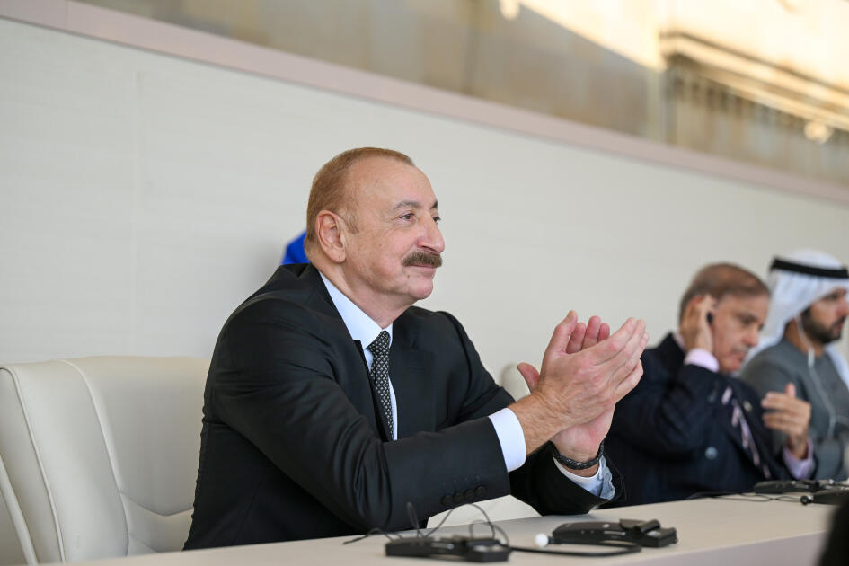 Prezident İlham Əliyev, birinci xanım Mehriban Əliyeva, Türkiyə Prezidenti Rəcəb Tayyib Ərdoğan, Pakistan Baş naziri Məhəmməd Şahbaz Şərif hərbi paradda iştirak ediblər