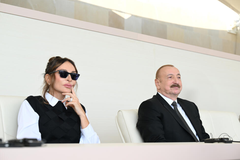 Prezident İlham Əliyev, birinci xanım Mehriban Əliyeva, Türkiyə Prezidenti Rəcəb Tayyib Ərdoğan, Pakistan Baş naziri Məhəmməd Şahbaz Şərif hərbi paradda iştirak ediblər