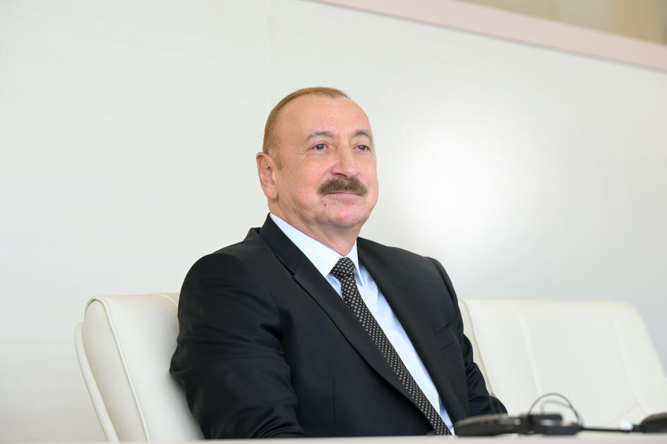 Prezident İlham Əliyev, birinci xanım Mehriban Əliyeva, Türkiyə Prezidenti Rəcəb Tayyib Ərdoğan, Pakistan Baş naziri Məhəmməd Şahbaz Şərif hərbi paradda iştirak ediblər