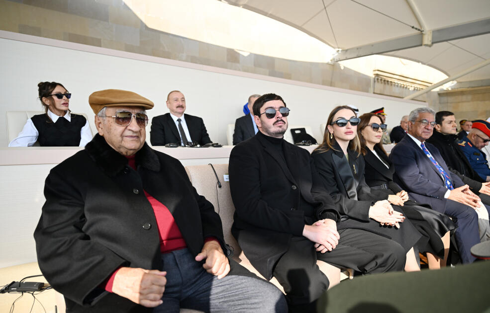 Prezident İlham Əliyev, birinci xanım Mehriban Əliyeva, Türkiyə Prezidenti Rəcəb Tayyib Ərdoğan, Pakistan Baş naziri Məhəmməd Şahbaz Şərif hərbi paradda iştirak ediblər