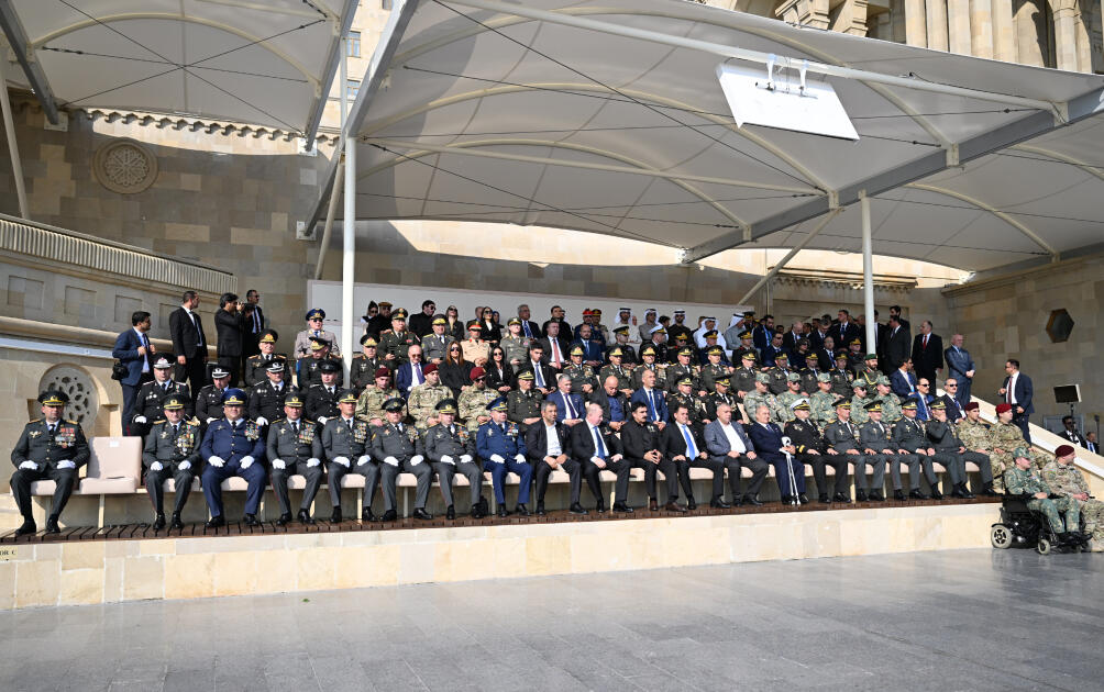 Prezident İlham Əliyev, birinci xanım Mehriban Əliyeva, Türkiyə Prezidenti Rəcəb Tayyib Ərdoğan, Pakistan Baş naziri Məhəmməd Şahbaz Şərif hərbi paradda iştirak ediblər