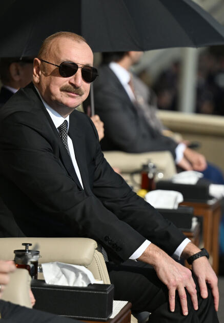 Prezident İlham Əliyev, birinci xanım Mehriban Əliyeva, Türkiyə Prezidenti Rəcəb Tayyib Ərdoğan, Pakistan Baş naziri Məhəmməd Şahbaz Şərif hərbi paradda iştirak ediblər