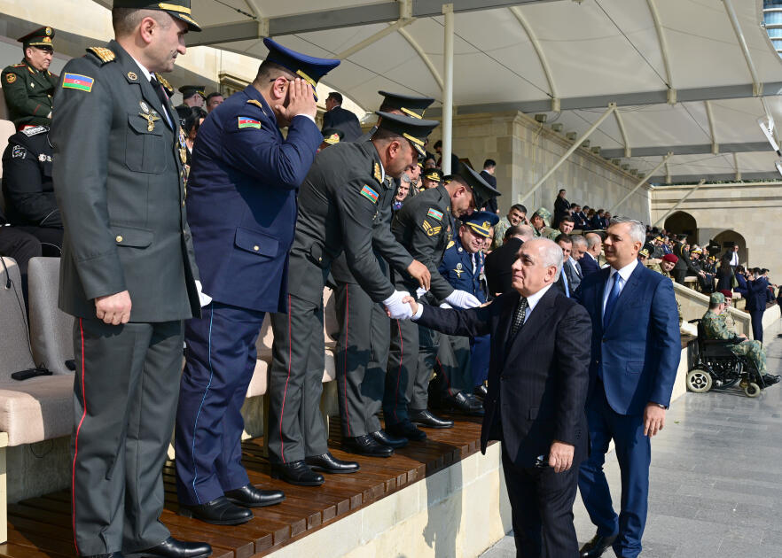 Prezident İlham Əliyev, birinci xanım Mehriban Əliyeva, Türkiyə Prezidenti Rəcəb Tayyib Ərdoğan, Pakistan Baş naziri Məhəmməd Şahbaz Şərif hərbi paradda iştirak ediblər