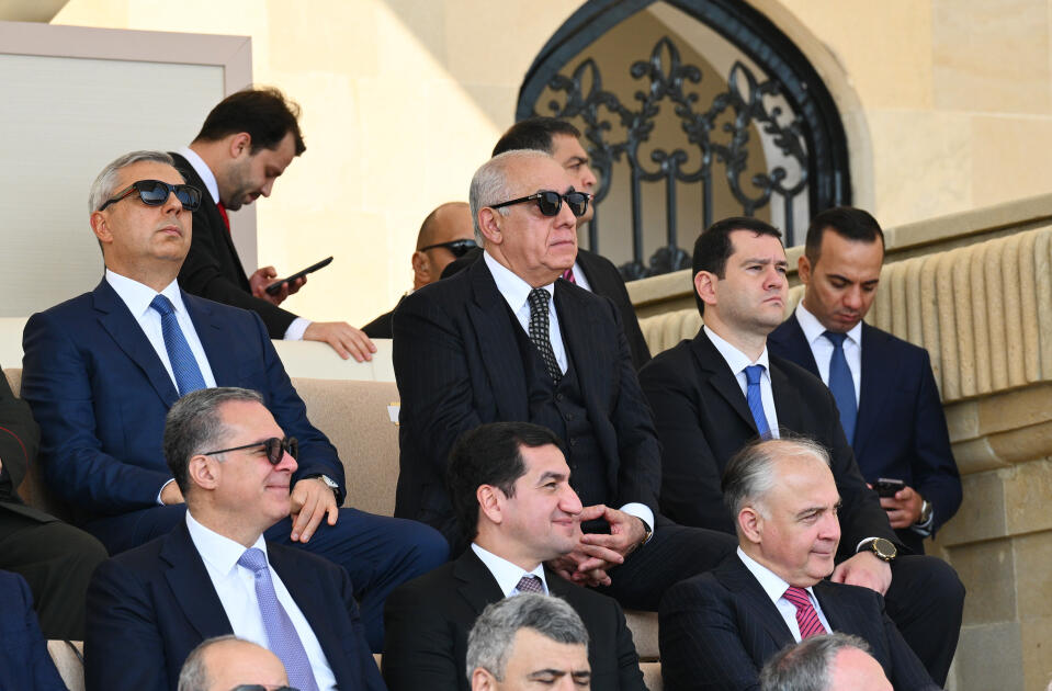 Prezident İlham Əliyev, birinci xanım Mehriban Əliyeva, Türkiyə Prezidenti Rəcəb Tayyib Ərdoğan, Pakistan Baş naziri Məhəmməd Şahbaz Şərif hərbi paradda iştirak ediblər