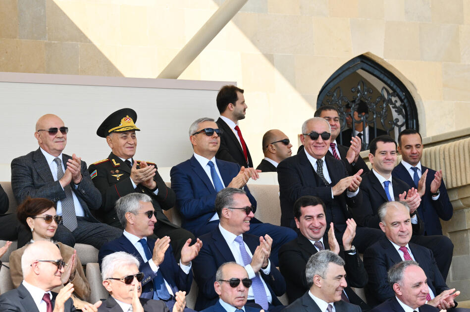 Prezident İlham Əliyev, birinci xanım Mehriban Əliyeva, Türkiyə Prezidenti Rəcəb Tayyib Ərdoğan, Pakistan Baş naziri Məhəmməd Şahbaz Şərif hərbi paradda iştirak ediblər