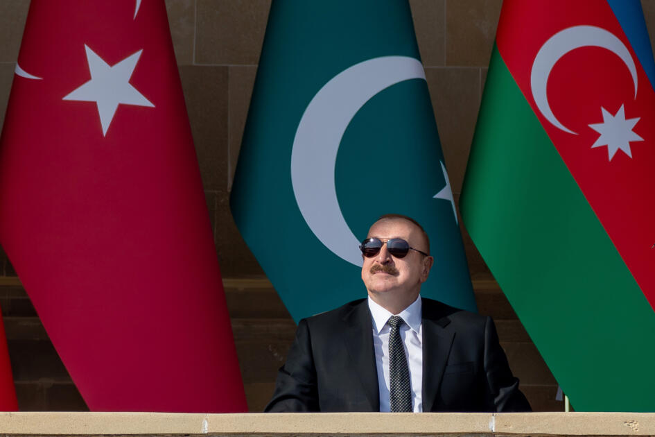 Prezident İlham Əliyev, birinci xanım Mehriban Əliyeva, Türkiyə Prezidenti Rəcəb Tayyib Ərdoğan, Pakistan Baş naziri Məhəmməd Şahbaz Şərif hərbi paradda iştirak ediblər